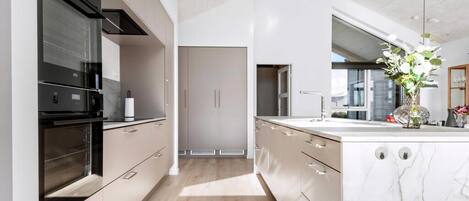 Kjøleskap, ovn, kokeplater og kaffetrakter/tekoker