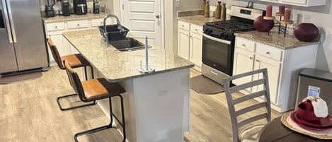 Microondas, parrilla de estufa y lavavajillas