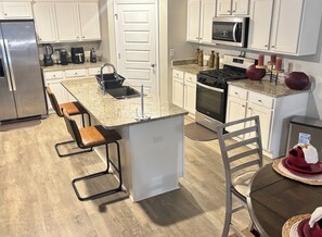 Microwave, stovetop, dishwasher - Charming 3-bedroom house in Semmes with cool AC breeze (Semmes)