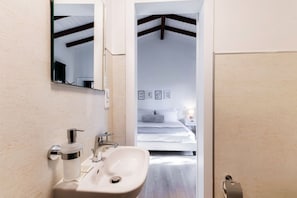 Een douche, handdoeken