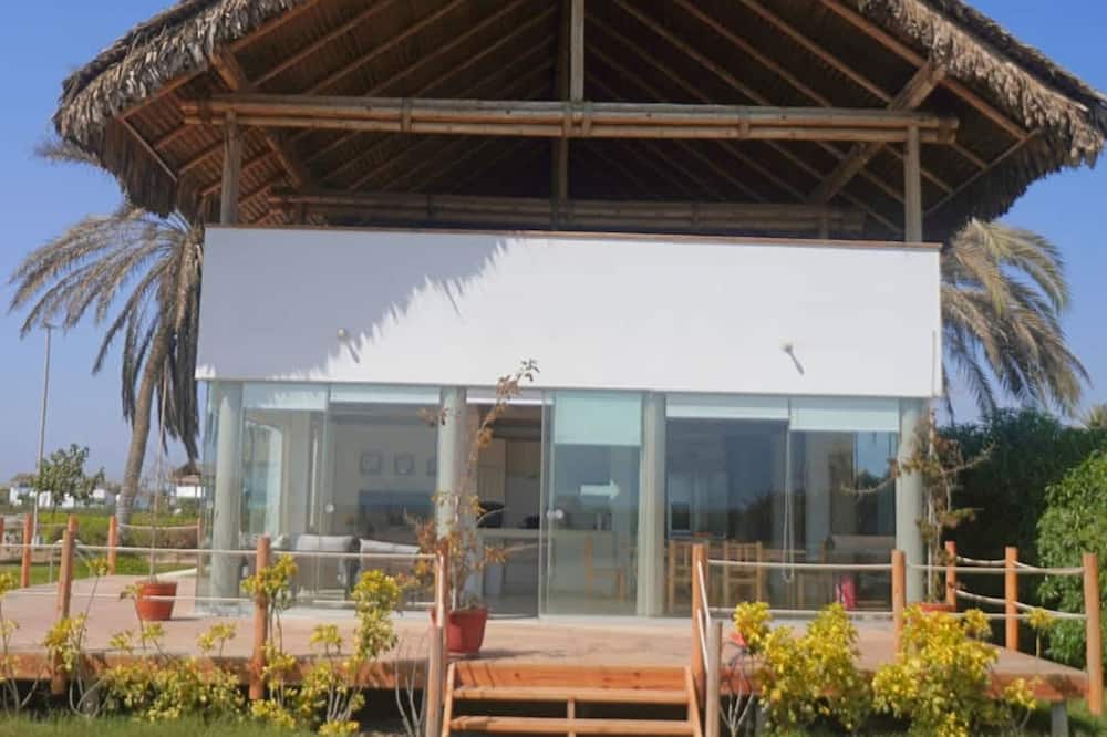 HOP Aloha Beachfront House With Direct Access