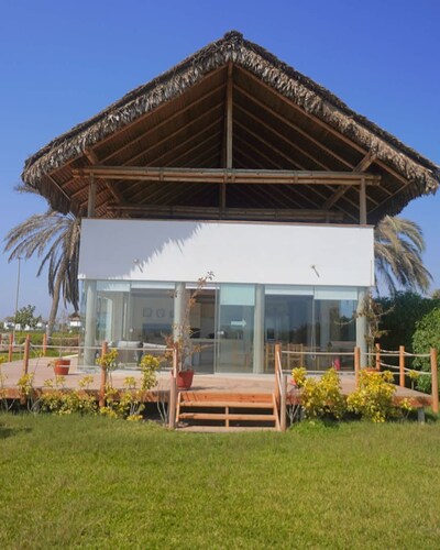 HOP Aloha Beachfront House With Direct Access