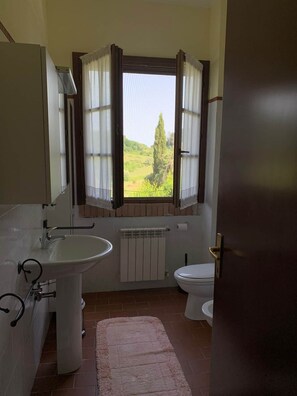 Douche, sèche-cheveux, bidet, serviettes fournies