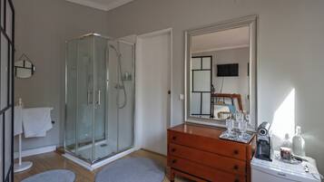 Een douche, een haardroger, handdoeken, zeep