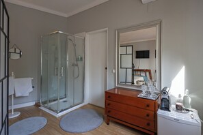 Dusche, Haartrockner, Handtücher, Seife