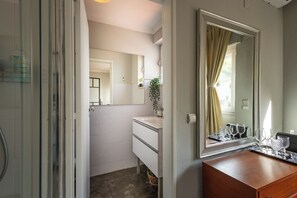 Dusche, Haartrockner, Handtücher, Seife