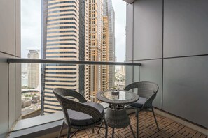 Outdoor dining - Free housekeeping visits during your stay - StayShort - Modern 2-Bedroom Escape in Dubai Marina for 4 guests! (Dubai Marina)