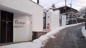 A building with a sign that reads "Croda Spa." - Goura Guesthouse Mountain Twin Suite Lake Doxa (Sikyona)