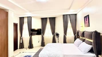 Junior-huoneisto, parveke, kaupunkinäköala | Tallelokero huoneessa, työpöytä