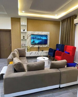 Apartamento júnior, sacada, vista para a cidade | Área de estar