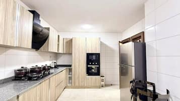 Junior-huoneisto, parveke, kaupunkinäköala | Yksityinen keittiö | Jääkaappi, mikroaaltouuni, liesi, keittoastiat/astiat/ruokailuvälineet