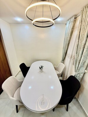 Apartamento júnior, sacada, vista para a cidade | Sala de jantar