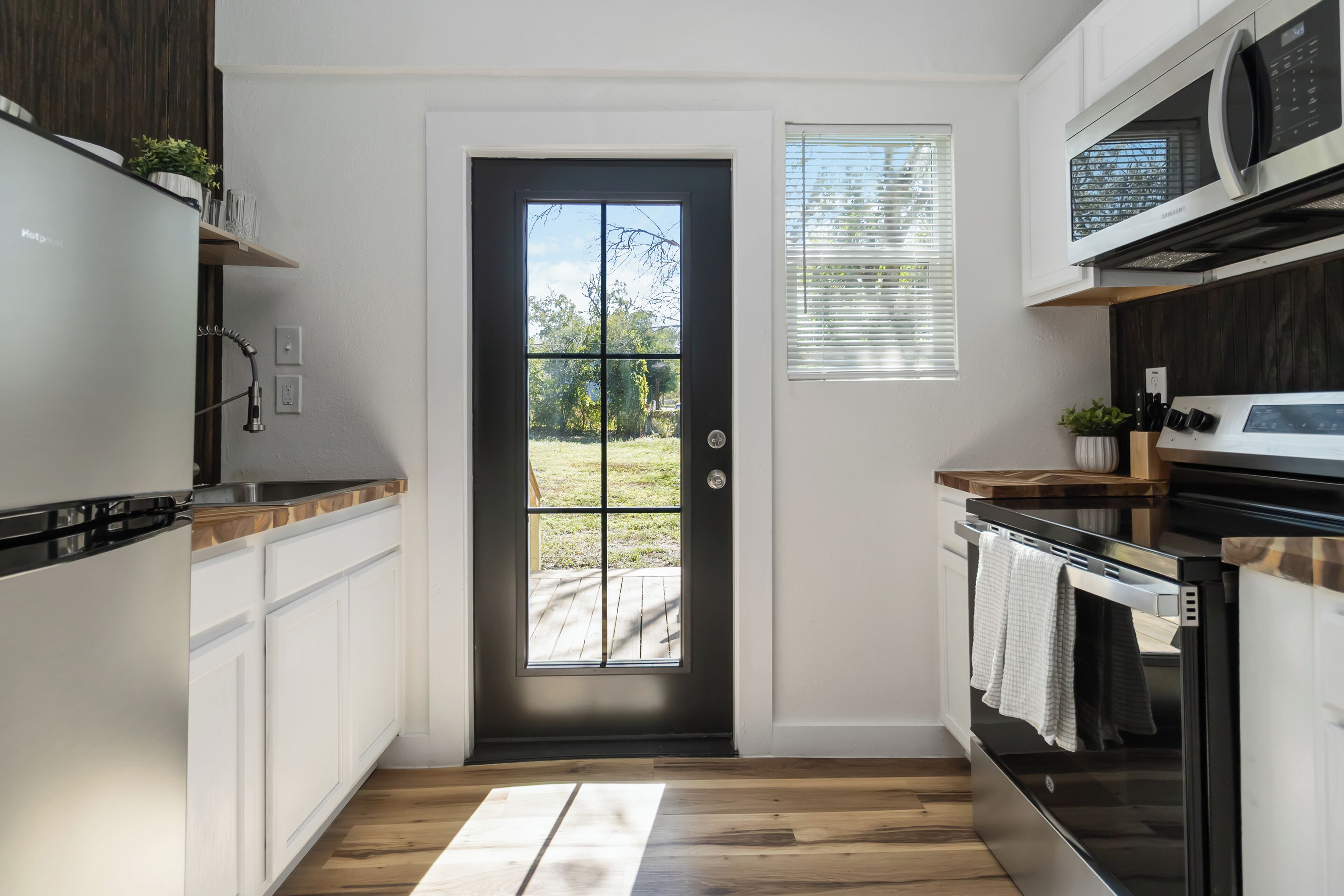 Microondas, horno, placa de cocina