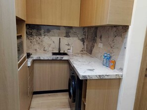 Refrigerador, microondas y utensilios de cocina 