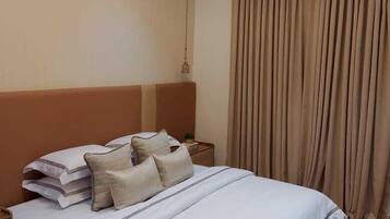 Departamento de lujo, 1 cama King size, cocina | Escritorio, espacio para trabajar con laptop y insonorización