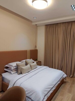 Departamento de lujo, 1 cama King size, cocina | Escritorio, espacio para trabajar con laptop y insonorización 