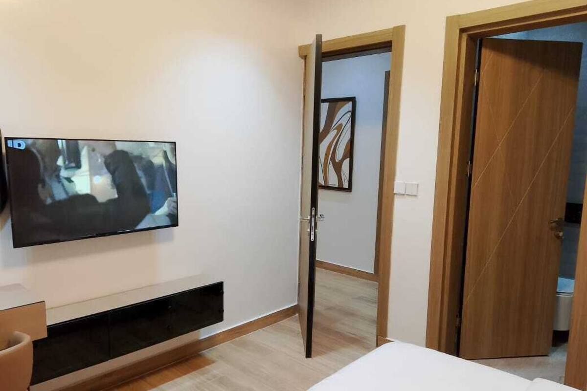 Schreibtisch, laptopgeeigneter Arbeitsplatz, schallisolierte Zimmer