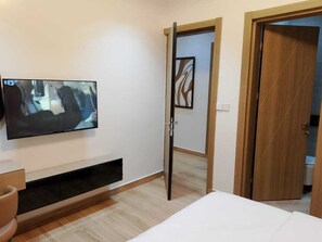 Desk, laptop workspace, soundproofing, free WiFi - Pazo by TLL Luxurious Short Stay (Ilorin)