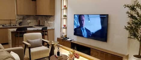 Luxus apartman, 2 hálószobával, nemdohányzó, mikrohullámú sütő | Nappalirész | LED-tévé, Netflix, premierfilmek és fizetős filmek