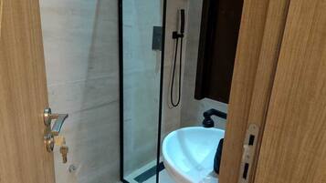 Departamento de lujo, 2 habitaciones, para no fumadores, microondas | Baño | Regadera, toallas, papel de baño