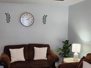 Living area - Cozy Modern Home Retreat-fenced yard-pets welcome! (Clarksville)