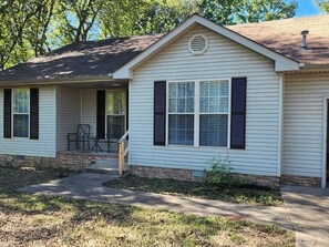 Exterior - Cozy Modern Home Retreat-fenced yard-pets welcome! (Clarksville)