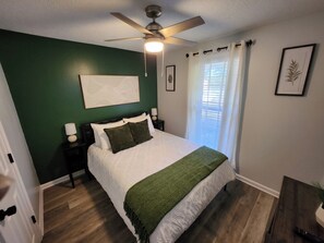 4 bedrooms, iron/ironing board, Internet, bed sheets - Cozy Modern Home Retreat-fenced yard-pets welcome! (Clarksville)