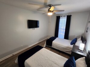 4 habitaciones, tabla de planchar con plancha, internet y ropa de cama 