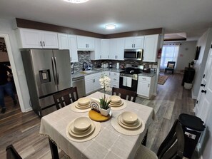 Private kitchen - Cozy Modern Home Retreat-fenced yard-pets welcome! (Clarksville)