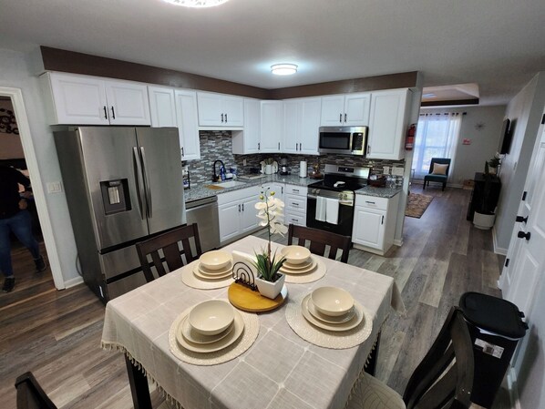 Private kitchen - Cozy Modern Home Retreat-fenced yard-pets welcome! (Clarksville)