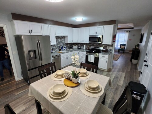 Cozy Modern Home Retreat-fenced yard-pets welcome!