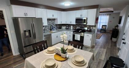 Cozy Modern Home Retreat-fenced yard-pets welcome!