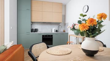 Apartemen, balkon | Dapur kecil pribadi | Mesin pembuat kopi/teh dan ketel listrik