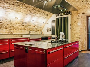 Microwave, toaster - Family Home – 7 Bedrooms, 6 Bathrooms – Eygalières (Eygalières)