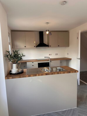 Fridge, microwave, oven, stovetop - Stafford Cosy Retreat - 2 Bedroom House (Stafford)