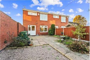 Unclassified image, 2 of 26, button - 2 Bed House - Sleeps 4 - Parking - Wifi (Stafford)