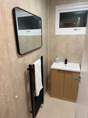 Combined shower/tub, deep soaking tub, hair dryer, towels
