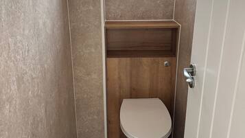 Combined shower/tub, deep soaking tub, hair dryer, towels