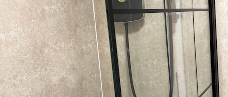 Combined shower/tub, deep soaking tub, hair dryer, towels