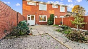 Unclassified image, 2 of 26, button - 2 Bed House - Sleeps 4 - Parking - Wifi (Stafford)