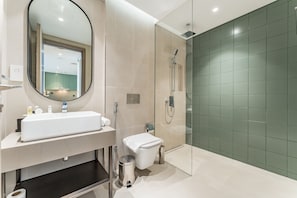 Shower, hair dryer, bidet, towels - Moments from Coca-Cola Arena and Metro, Surrounded by Retail & Dining Outlets (Dubai)