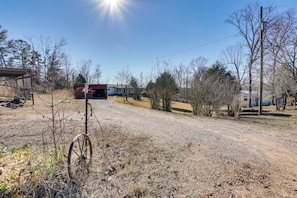 Property grounds - 'Antique Farmhouse' in Bethel Springs on Half-Acre (Bethel Springs)