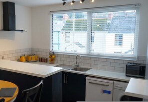 2 bedrooms, Internet - Ivy Cellar With 2 Bedrooms and 1 Bathrooms (Tenby)