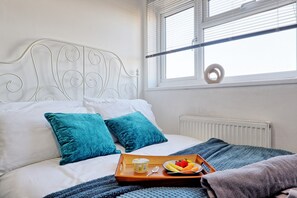 4 bedrooms, iron/ironing board, free WiFi, bed sheets