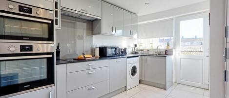 Mikrowelle, Ofen, Herdplatte, Geschirrspüler