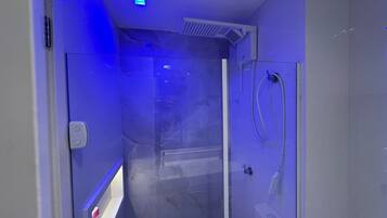 Apartamento básico | Banheiro | Chuveiro