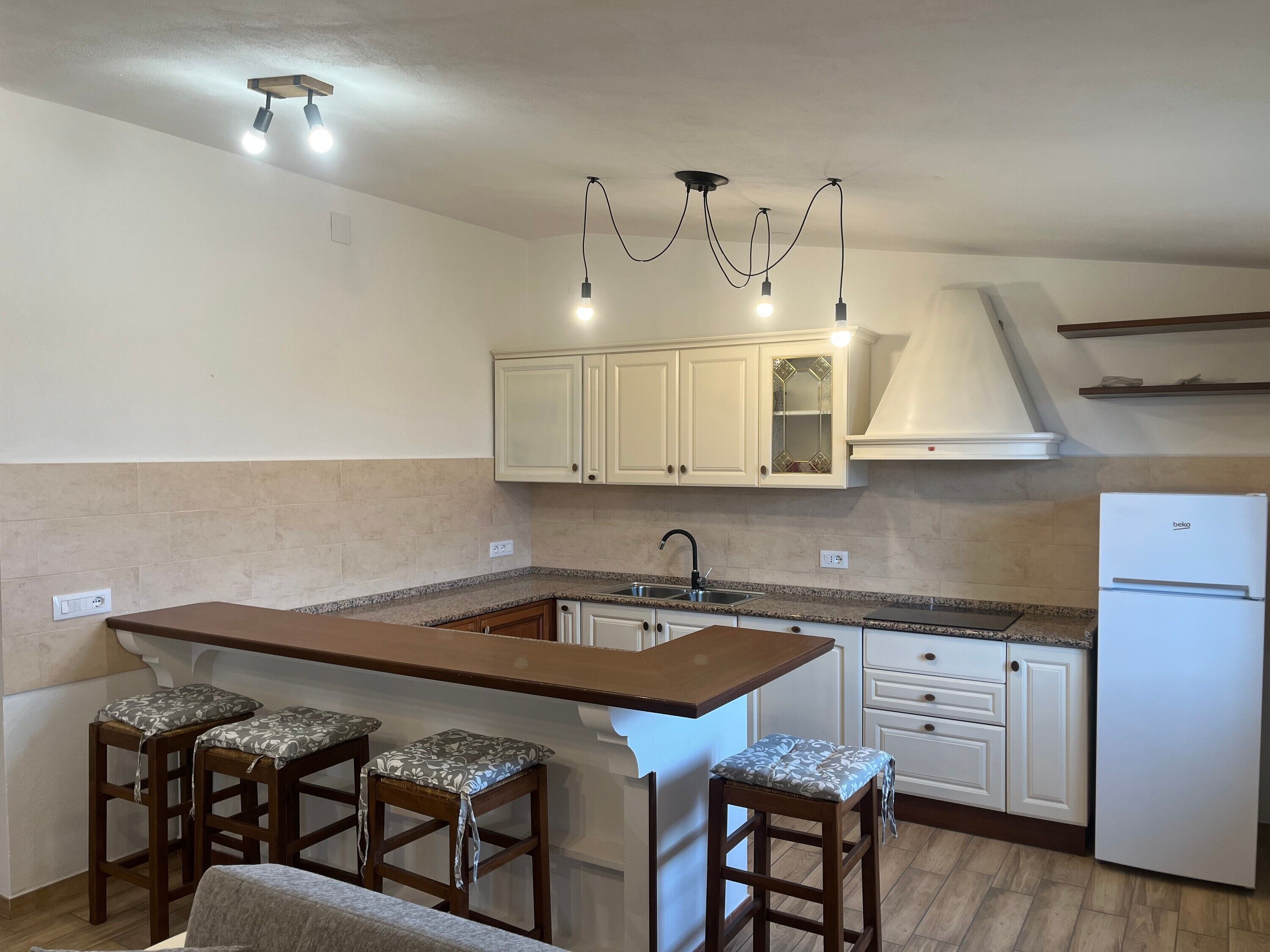 Fridge, oven, stovetop, coffee/tea maker