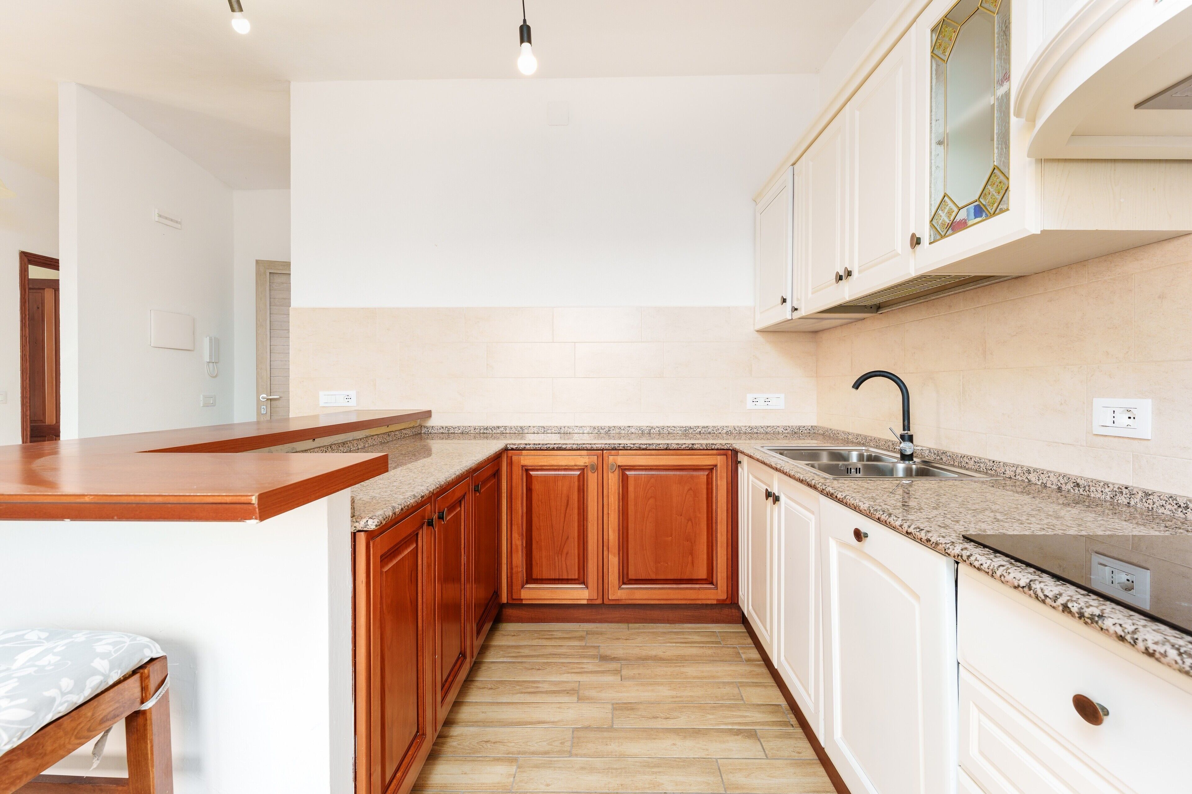 Fridge, oven, stovetop, coffee/tea maker