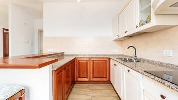 Fridge, oven, stovetop, coffee/tea maker