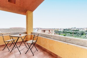 Property grounds - Cozy and Cool Flat with Mountain View and Balcony (Orosei)